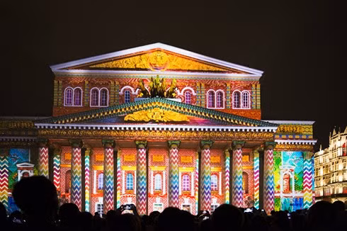 Màn biểu diễn của nhóm Studio Trika (Ấn Độ) trong cuộc thi về Nghệ thuật Thị giác cũng ở phía mặt tiền nhà hát Bolsoi. Ảnh Sputnik News