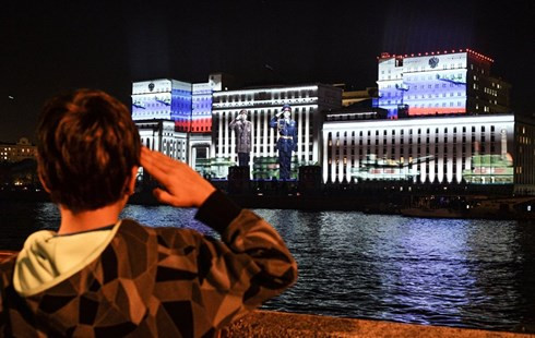 Buổi tổng duyệt cuối cùng trước Lễ hội ánh sáng lớn nhất thế giới. Chủ đề của Lễ hội năm nay là "Thành phố của Ánh sáng", nơi các nghệ sĩ sẽ sử dụng các tòa nhà nổi tiếng tại thủ đô Moscow làm nền để "vẽ lên những bức tranh bằng ánh sáng". Ảnh Sputnik News.