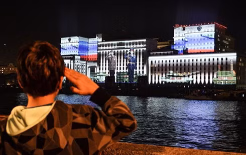 Buổi tổng duyệt cuối cùng trước Lễ hội ánh sáng lớn nhất thế giới. Chủ đề của Lễ hội năm nay là "Thành phố của Ánh sáng", nơi các nghệ sĩ sẽ sử dụng các tòa nhà nổi tiếng tại thủ đô Moscow làm nền để "vẽ lên những bức tranh bằng ánh sáng". Ảnh Sputnik News.