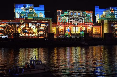 Ánh đèn từ các tòa nhà hắt xuống dòng sông khiến mặt nước trở lên lung linh huyền ảo. Ảnh Sputnik News