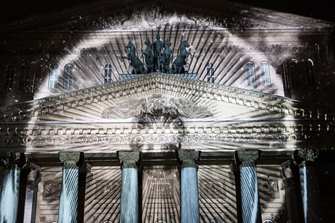 Màn trình diễn ấn tượng của nhóm Illuminarium 3000 của nước chủ nhà trong cuộc thi về Nghệ thuật Thị giác trước mặt tiền nhà hát Bolsoi nổi tiếng của Nga. Ảnh Sputnik News. 