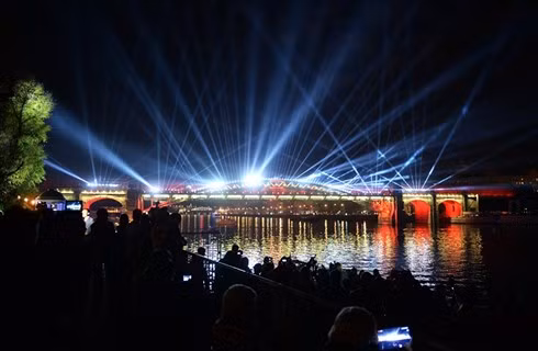 Một bữa tiệc bằng ánh sáng trên cầu Andreyevsky. Ảnh Sputnik News