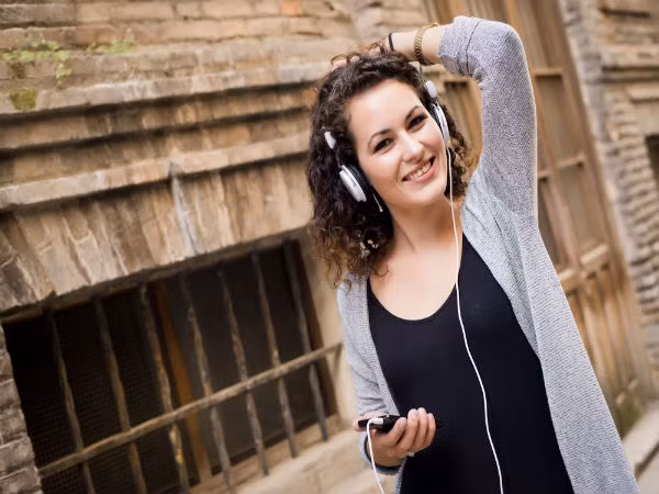 Nghe nhạc: Nghe nhạc vào buổi sáng không chỉ giải tỏa căng thẳng, mà còn cung cấp đủ năng lượng cho bộ não của bạn và giúp bạn có một tinh thần và thể chất tốt trong cả ngày.