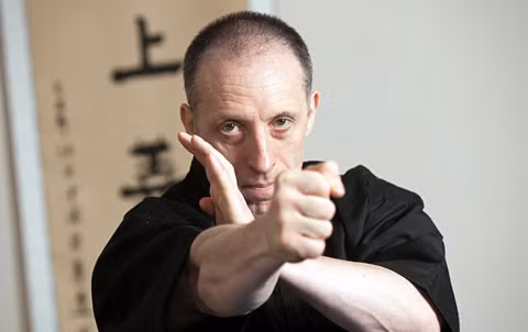 Tommy (Thomas) Carruthers là một trong những truyền nhân nổi tiếng nhất của Lý Tiểu Long.