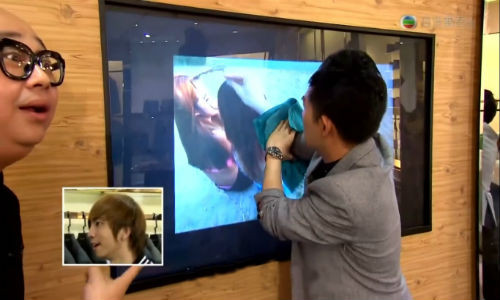 Chàng trai lấy kính mắt trong tivi trước sự ngỡ ngàng của nhiều người.