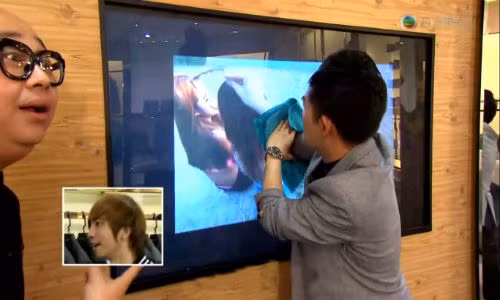 Chàng trai lấy kính mắt trong tivi trước sự ngỡ ngàng của nhiều người.