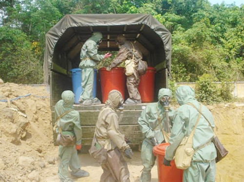 Cùng với đạn nhiễm chất độc CS, các loại đất nhiễm chất độc tìm thấy từ khắp nơi được tập kết về.