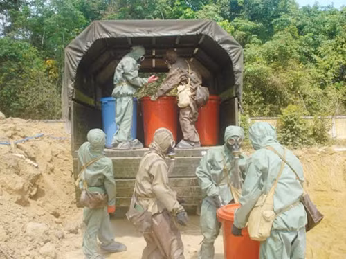 Cùng với đạn nhiễm chất độc CS, các loại đất nhiễm chất độc tìm thấy từ khắp nơi được tập kết về.