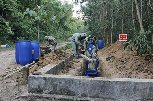 Các loại đạn chứa chất độc được đưa về vị trí xử lý.