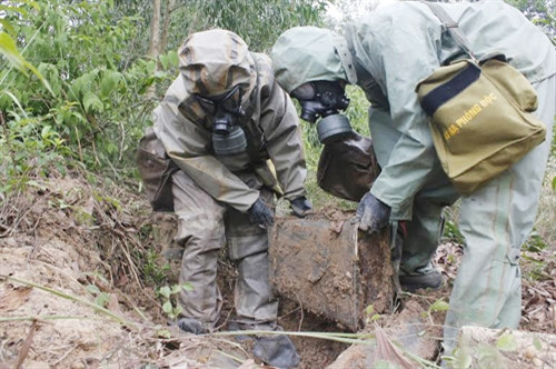 Giàn phóng đạn có chất độc CS được các chiến sĩ đưa lên khỏi mặt đất.