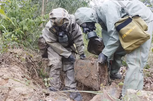 Giàn phóng đạn có chất độc CS được các chiến sĩ đưa lên khỏi mặt đất.