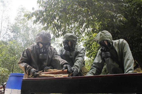 Rất nhiều đạn phóng chứa chất độc được tập kết về một nơi.