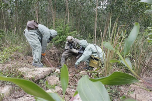 Bằng biện pháp nghiệp vụ, các chiến sĩ Bộ đội Hóa học phát hiện nơi có đạn chứa chất độc CS vùi sâu dưới lòng đất.