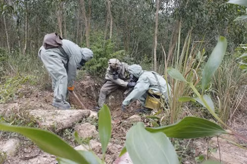 Bằng biện pháp nghiệp vụ, các chiến sĩ Bộ đội Hóa học phát hiện nơi có đạn chứa chất độc CS vùi sâu dưới lòng đất.