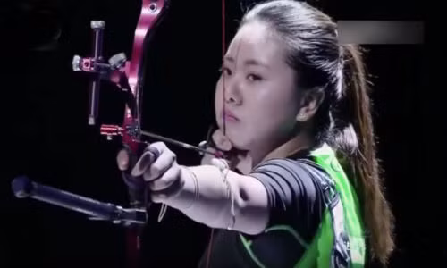 Nữ cung thủ khoe biệt tài bắn cung tên siêu phàm.
