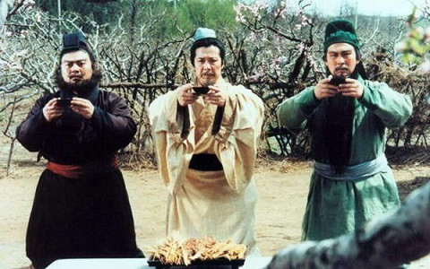 Cảnh kết nghĩa tại vườn đào trong phim.