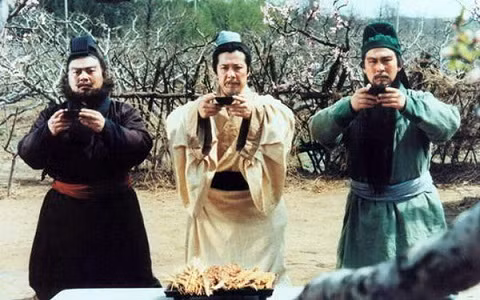 Cảnh kết nghĩa tại vườn đào trong phim.