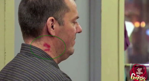 Vết son trên cổ khiến các chàng vô cùng bối rối.