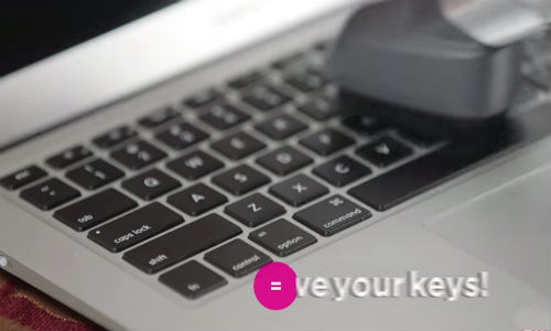 Làm sạch bàn phím máy tính bằng máy hút bụi.