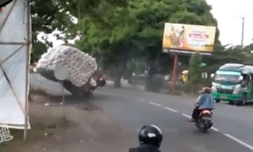 Cảnh xe chở gạo đổ ập xuống đường.