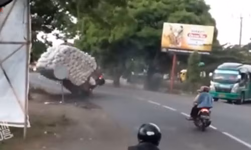 Cảnh xe chở gạo đổ ập xuống đường.