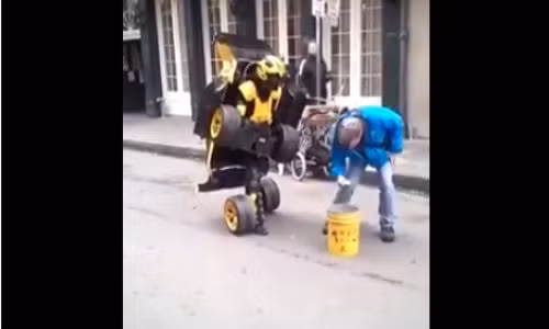 "Người ô tô" ngoài đời thực.