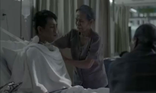 Bố mẹ đau đớn trước giờ khắc sinh tử của con.