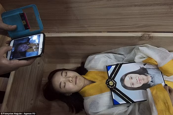 Theo Chinadaily, Hàn Quốc đang rộ lên phong trào trải nghiệm cảm giác "lên thiên đường", nằm quan tài.