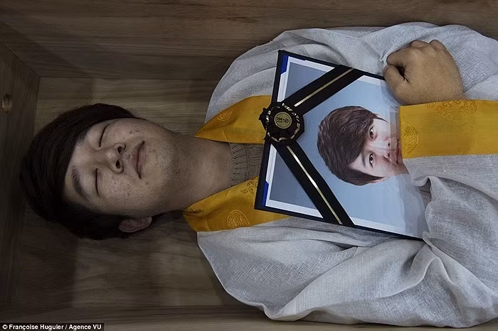 Họ được đưa vào trong quan tài giống như một xác chết.