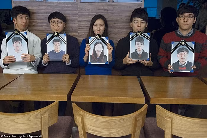 Những người trẻ trải nghiệm cảm giác nằm trong quan tài.