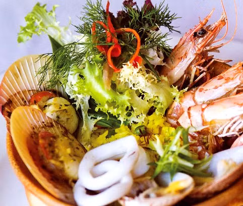 Ngoài ra, nước chưa đun sôi có thể chứa vi khuẩn cũng gây ô nhiễm ngược. Nói chung, lưu ý khi ăn hải sản, khi chế biến hải sản cần đun sôi nước khoảng 4 - 5 phút để khử trùng đầy đủ.