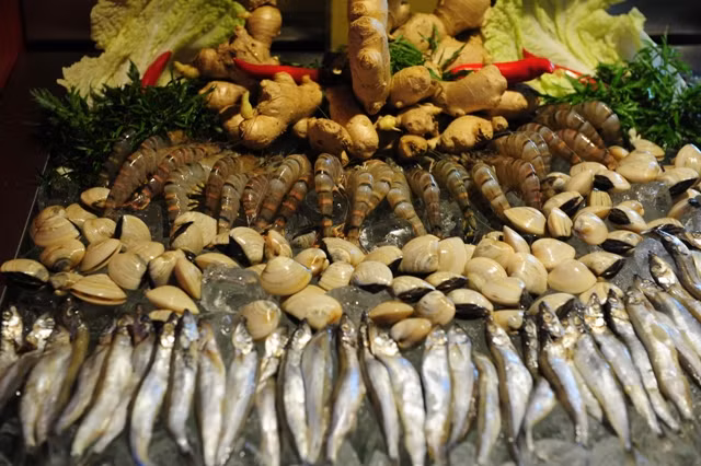 Đây là căn bệnh được mệnh danh là “bệnh nhà giàu” do chế độ ăn nhiều thịt, hải sản và uống rượu bia làm tăng axit uric trong máu.