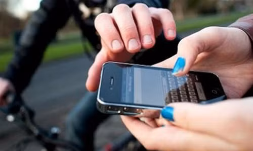 Bạn cần trang bị kỹ năng nếu phải sử dụng điện thoại ngoài đường. Ảnh minh họa: Internet.