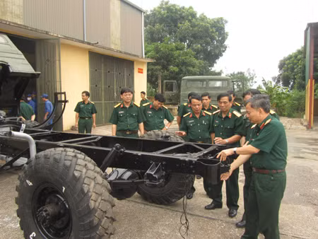 QDND Viet Nam tang cuong cai tien, nang cap vu khi