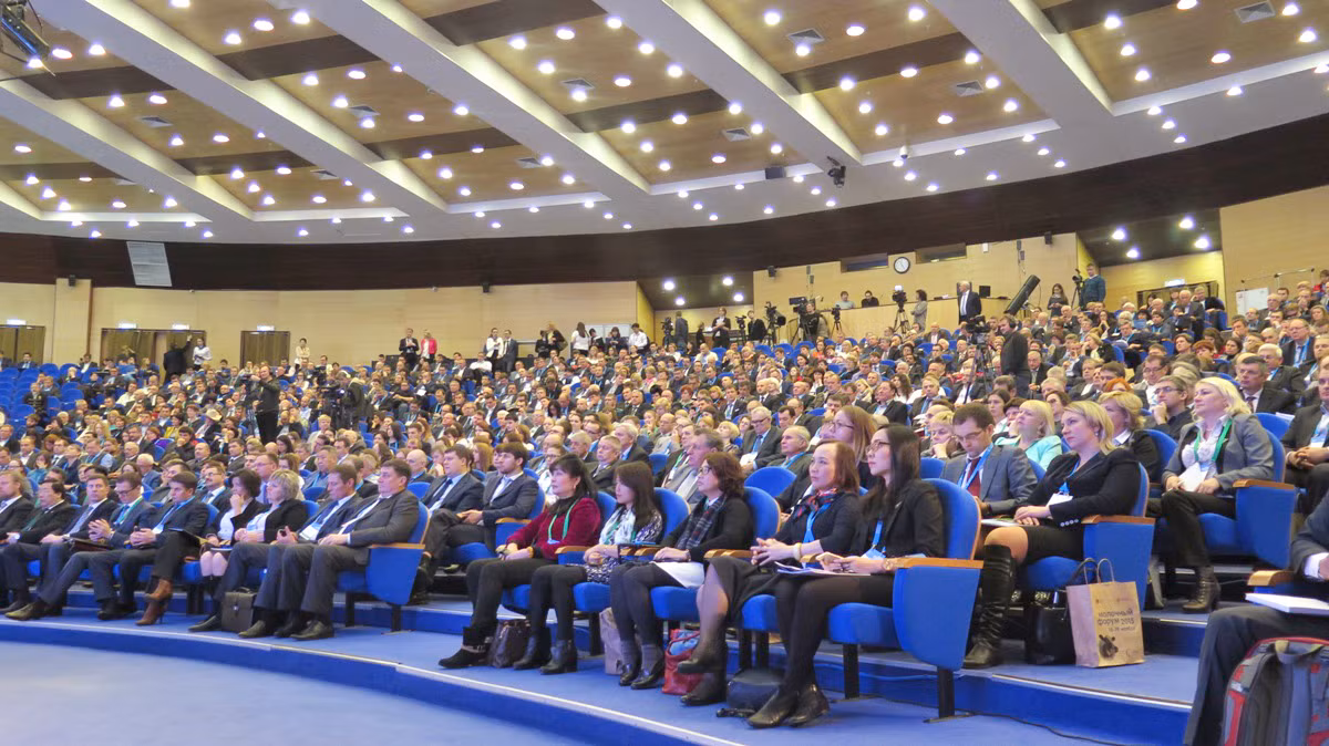 Các đại biểu dự Diễn đàn Sữa Quốc tế chăm chú theo dõi bà Thái Hương nói về chủ trương sản xuất sữa tại Nga.