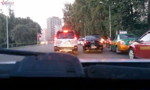 Hình ảnh ô tô lưu thông trên đường phố Triều Tiên.