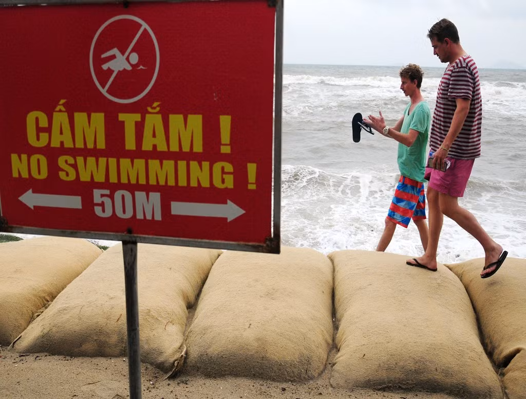 Hinh anh song bien pha nat 3 km bo bien Hoi An-Hinh-6