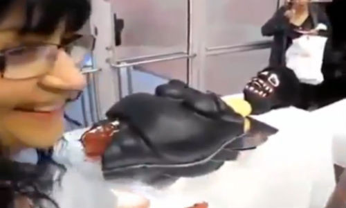 Thực khách thích thú với ý tưởng "ăn thịt người còn sống".