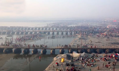 Hơn 1 triệu người đi qua cây cầu phao khổng lồ ở Allahabad mỗi ngày.