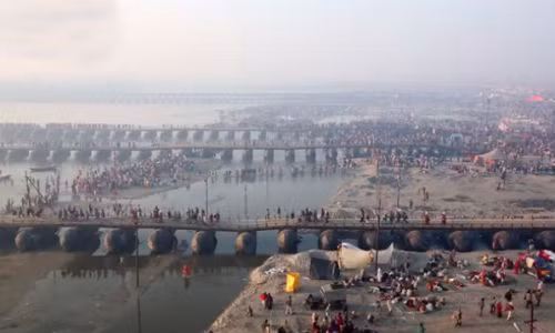 Hơn 1 triệu người đi qua cây cầu phao khổng lồ ở Allahabad mỗi ngày.