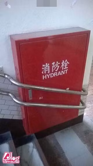 Khi gặp sự cố, bạn sẽ làm thế nào để có thể lấy được bình cứu hỏa bên trong?