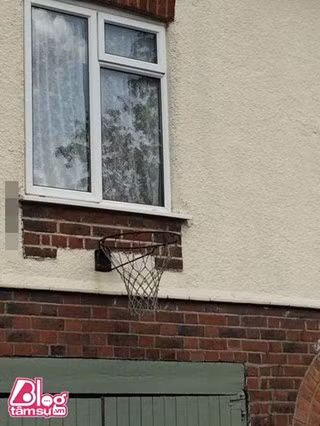 Chiếc cửa sổ kính này có lẽ cần thường xuyên được sửa chữa, thay thế.