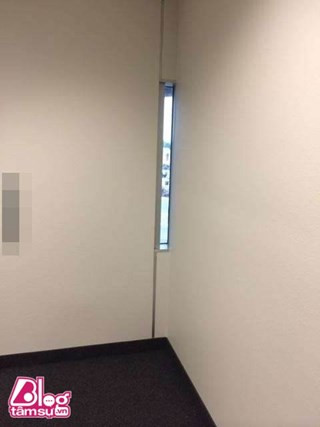 Có cửa sổ cũng như không.