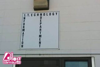 Một biển hiệu không thể đặc biệt hơn, nhưng cũng thật nhức mắt.