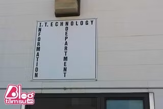 Một biển hiệu không thể đặc biệt hơn, nhưng cũng thật nhức mắt.