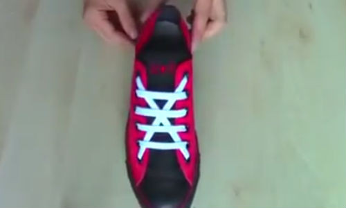 Một trong những kiểu thắt dây giày đẹp mắt.