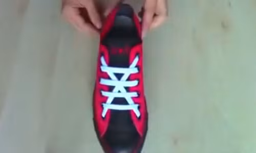 Một trong những kiểu thắt dây giày đẹp mắt.