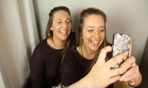 Cordelia Roberts và Ciara Murphy chụp ảnh "tự sướng".