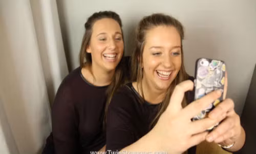 Cordelia Roberts và Ciara Murphy chụp ảnh "tự sướng".