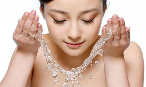 Làm đẹp buổi sáng sẽ cho bạn làn da tươi tắn cả ngày. Ảnh minh họa: Internet.